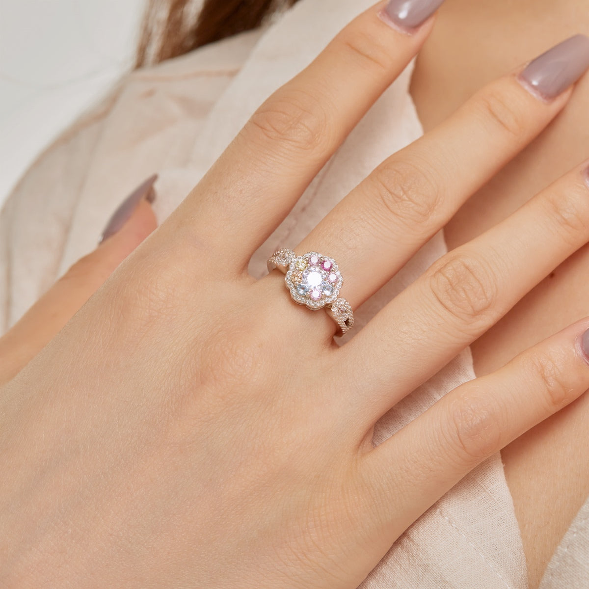 [Together]Delicate Colorful Round Cut Flower Shape Wedding Ring